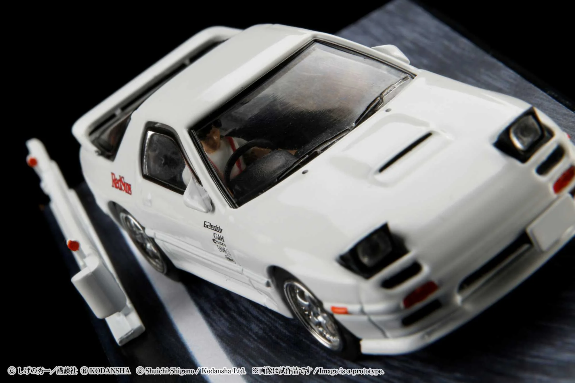 Hobby Japan Mazda RX-7 (FC3S) RedSuns Ryosuke Takahashi Diorama Set - Image 3