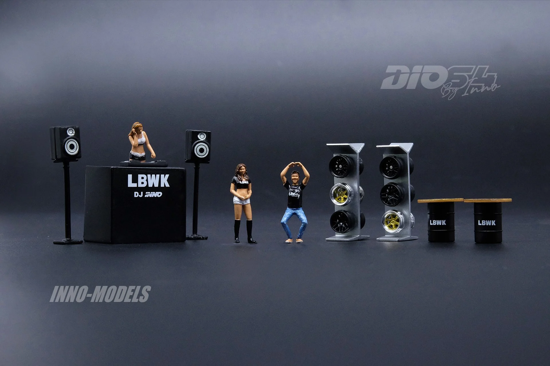 INNO64 LBWK Auto Salon Diorama 997 LBWK Chrome and 3 figures DIO64-001 - Image 11