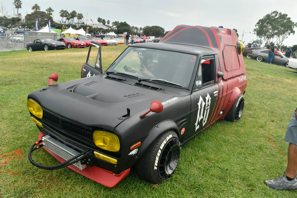 INNO64 NISSAN SUNNY HAKOTORA 09 RACING DECEPCIONEZ ADVAN - Image 2
